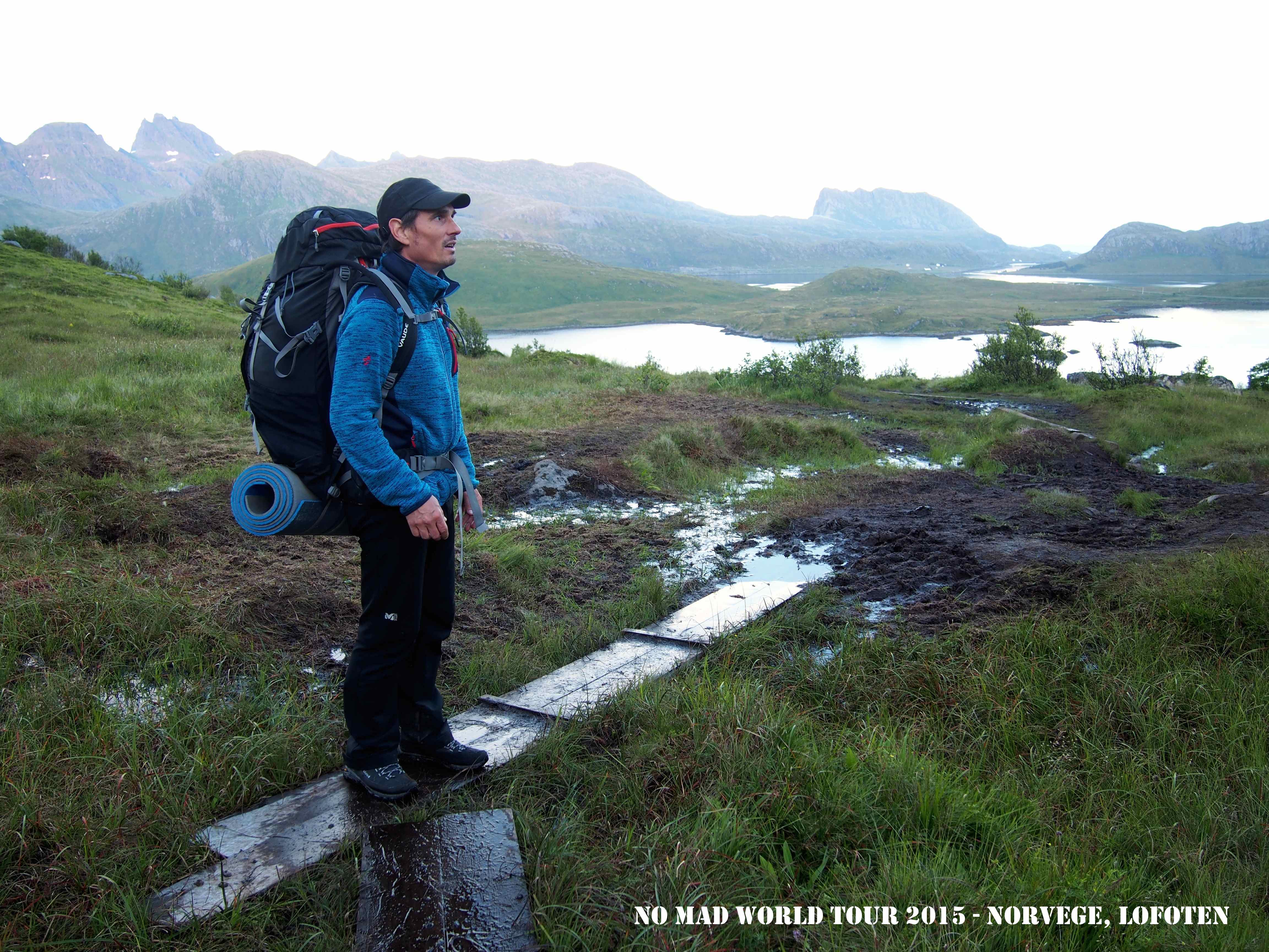 Laurent aux iles Lofoten en Norvège, en train de voyager aux Lofoten durant notre No Mad World Tour