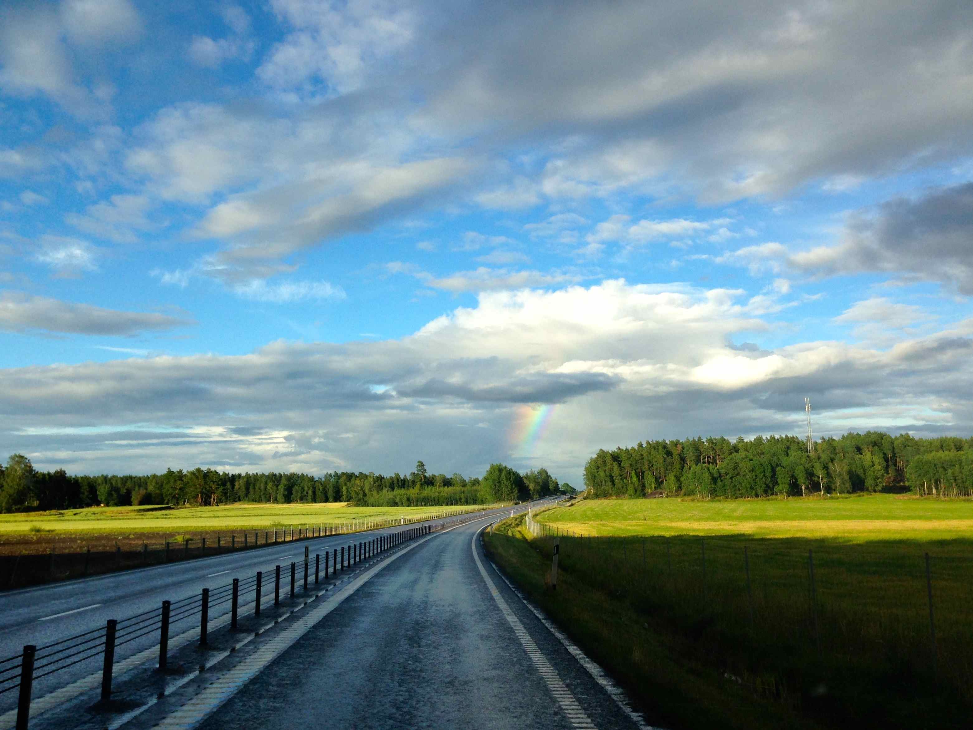 Arc-en-ciel vers Tidö sur les routes de Suède